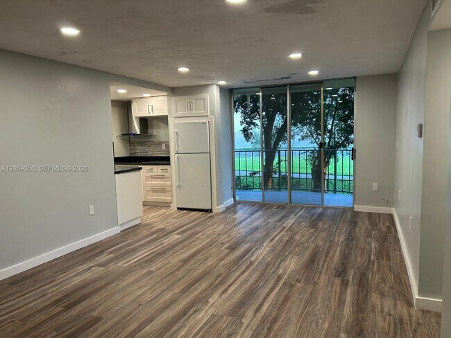 Building Photo - 9320 Fontainebleau Blvd