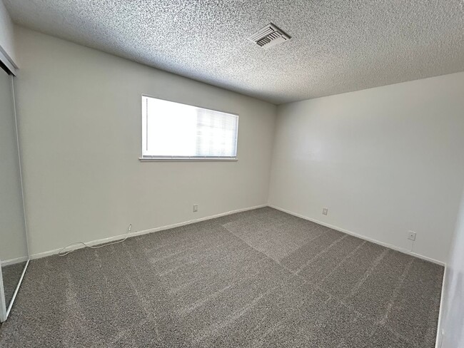Building Photo - Single Story Home 5-Beds 2-Bath No HOA!
