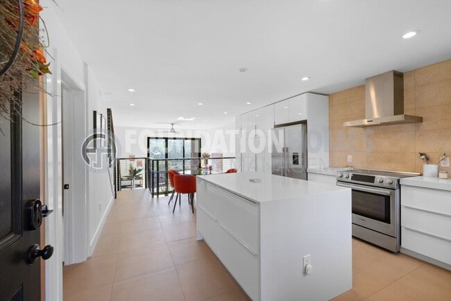 Building Photo - Modern View Condo Steps from Trails & Gold...