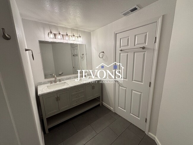 Building Photo - $500 Rent Credit - Charming 4-bedroom home...