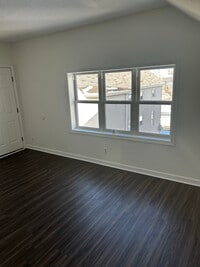 Building Photo - 533 Middle St