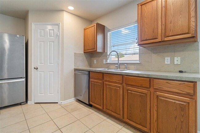 Building Photo - 401 Spruce Dr