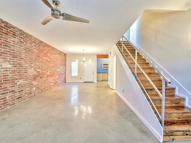 Building Photo - Stylish Two Story Townhome in the Cedars District of Dallas