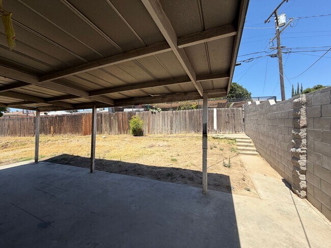 Building Photo - WoW! Newley Remodeled 3 BD 1 Ba house with a 1 Car Garage in East Bakersfield