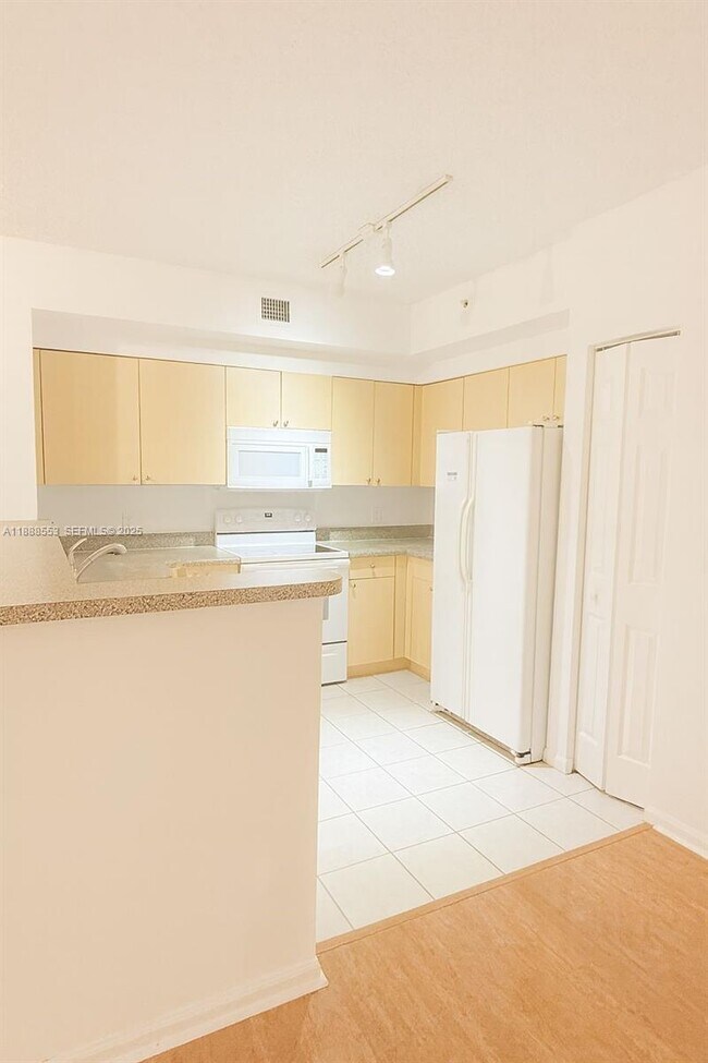 Building Photo - 8040 N Nob Hill Rd