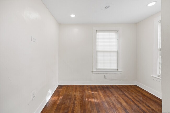 Building Photo - 57 King St