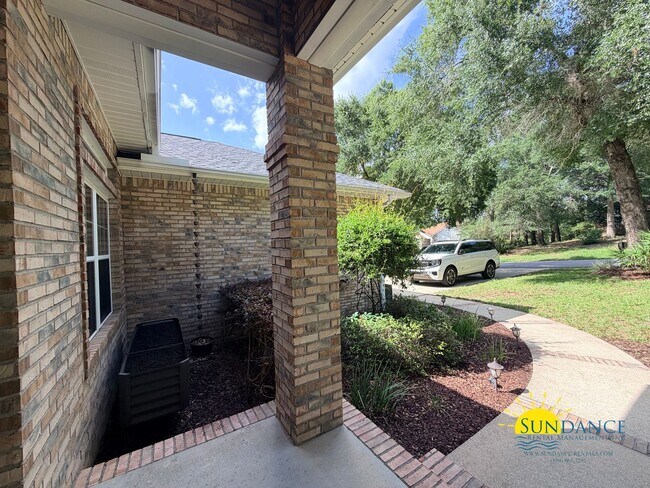 Building Photo - 213 Golf Course Dr