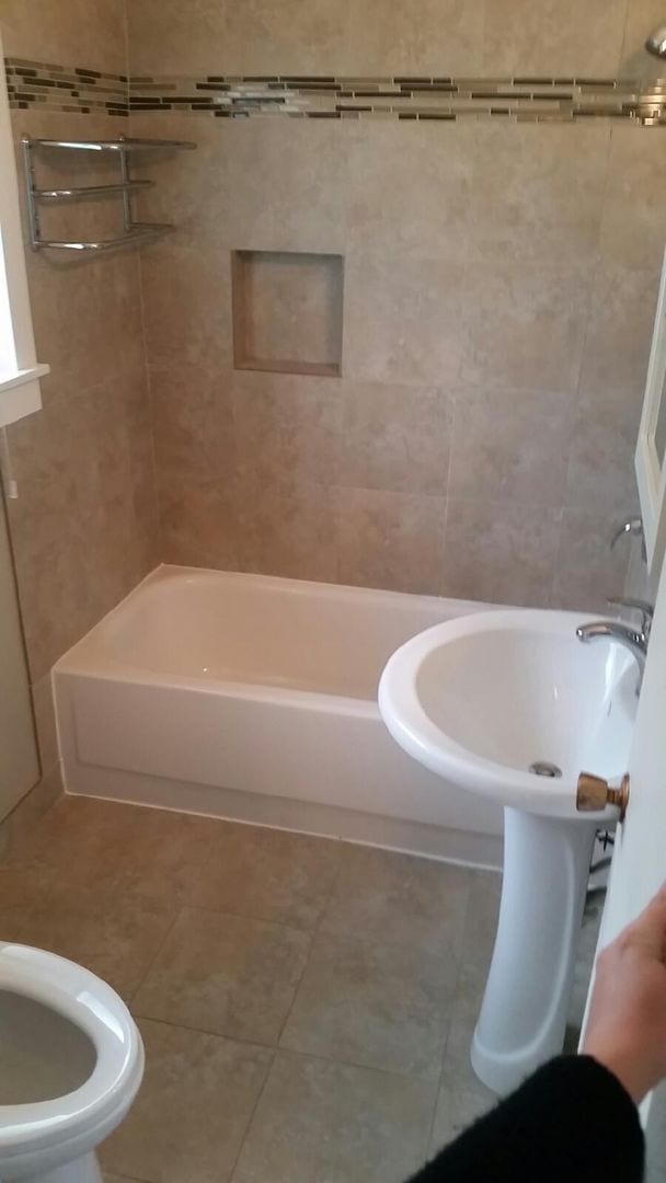 Building Photo - Lower 1 bed, off street parking, hardwoods...