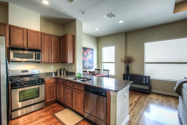 Building Photo - 3815 Center Plaza Dr