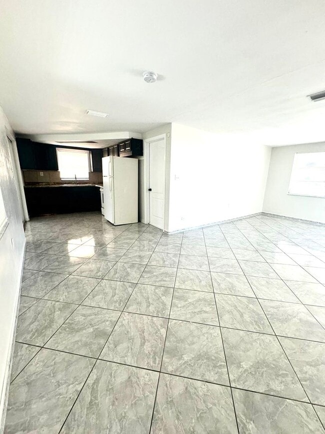 Building Photo - 2/2 Single-family home AVAILABLE NOW!