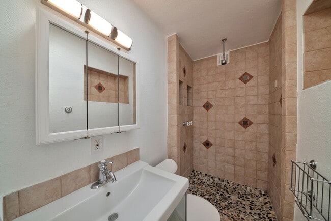 Building Photo - 6 Bed house with Pool near ASU