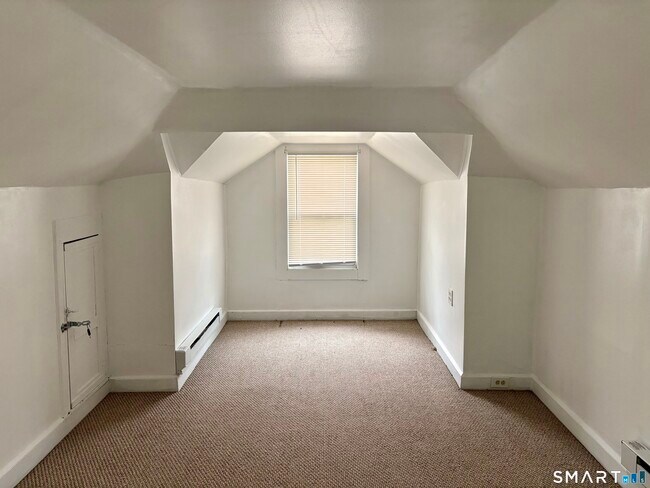 Building Photo - 565 Sylvan Ave