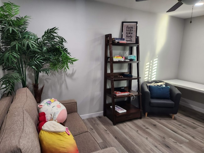 Building Photo - 3207 E Juniper Ave