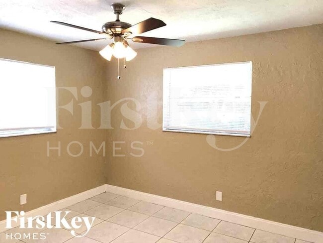 Building Photo - 2840 SW 2nd Ct