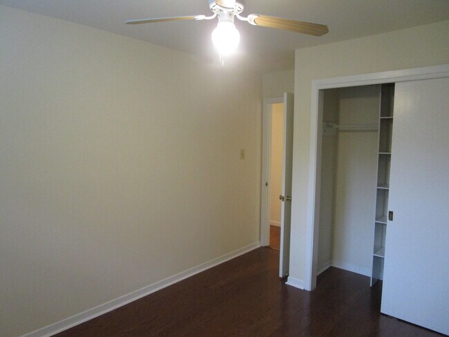 Building Photo - 305 Manor Dr