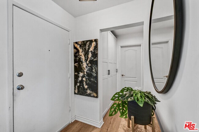 Building Photo - 960 Larrabee St