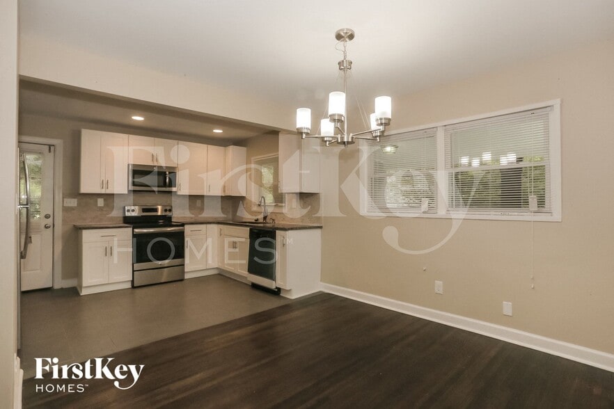 Building Photo - 1855 Shamrock Dr