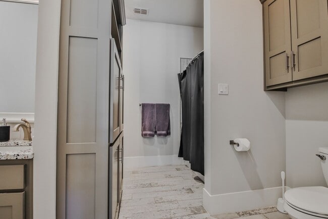 Building Photo - Stunning 4-Bedroom Luxury Home with Resort-Style Pool in Prestigious Oakmont Estates – Available ...