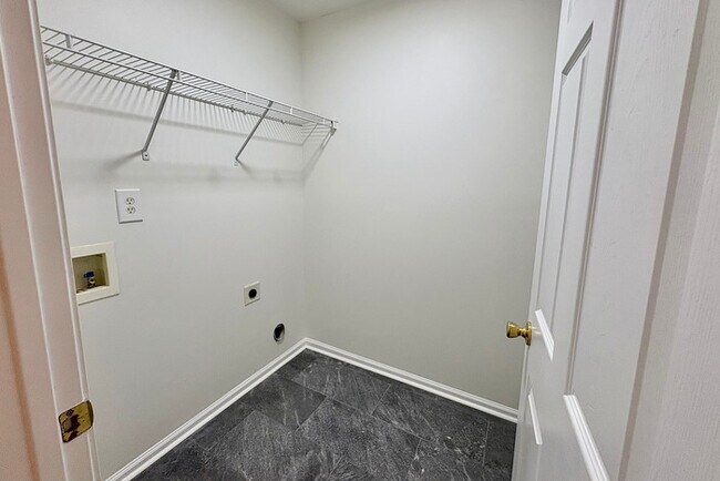 Building Photo - Town Home - 3 Beds - 3 Baths