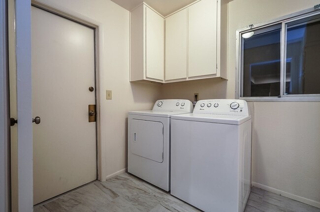 Building Photo - Exceptional 6-Bedroom Residence Near ASU with Garage & Modern Conveniences