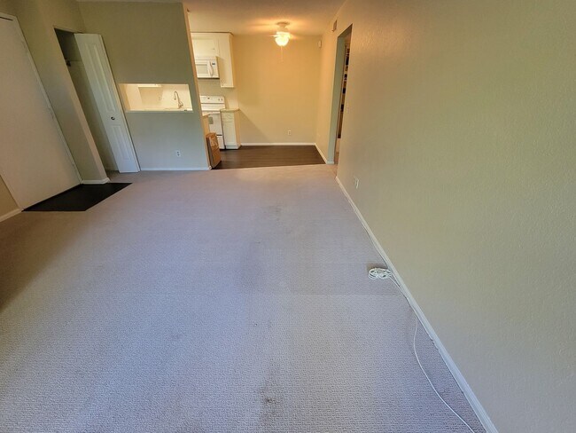 Building Photo - Nicely Updated One Bedroom Condo Available...
