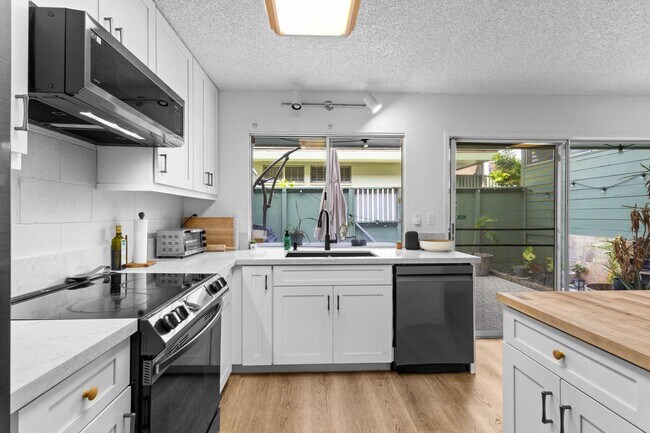 Building Photo - Spacious 3-Bedroom Townhome Across from Pearlridge – Available April 5