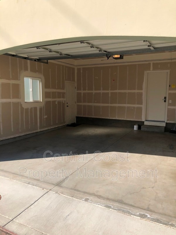 Building Photo - 10 Carmel Cir