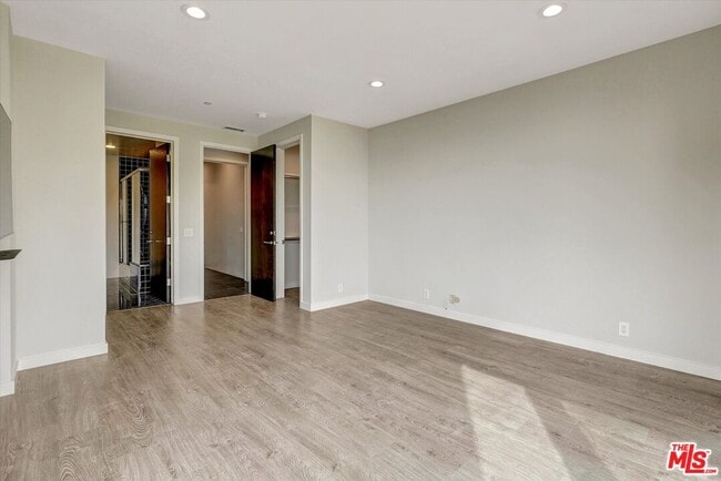 Building Photo - 3850 Rambla Orienta