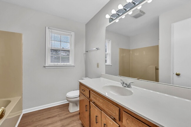 Building Photo - This charming rental in a convenient Clarksville location!