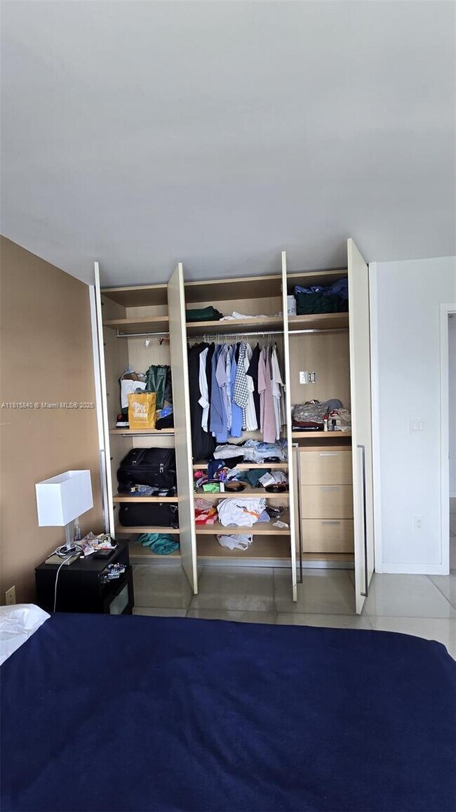 Building Photo - 1155 Brickell Bay Dr
