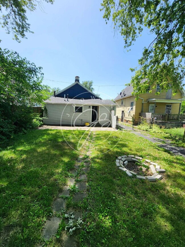 Building Photo - 2 Bedroom | 1 Bathroom | Fenced Yard | Detached Garage