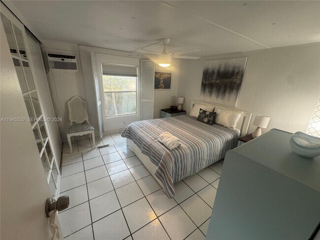 Building Photo - 231 W Lake Dr