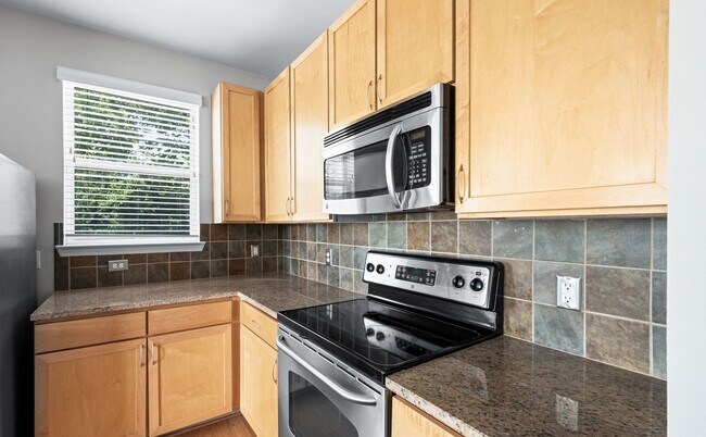 Building Photo - Spacious 3BR/2BA end unit at Bristol West ...