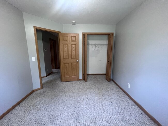 Building Photo - Spacious Duplex in Walker! Two Stall Garage!
