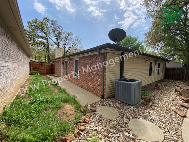 Building Photo - 1116 Hidden Creek Dr