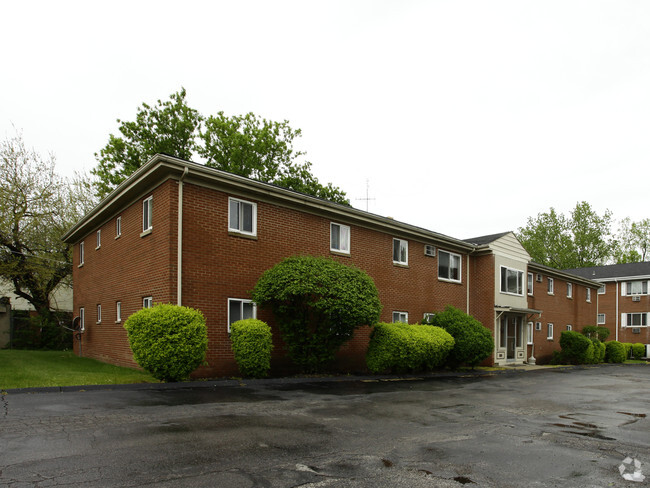 Hallwood Manor - Hallwood Manor Apartments