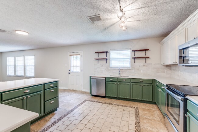 Building Photo - 2112 Royal Acres Trail