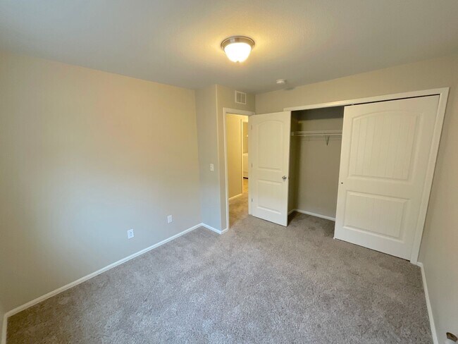 Building Photo - 3 Bedroom Townhome Available Near Barnes Rd & Peterson Rd!