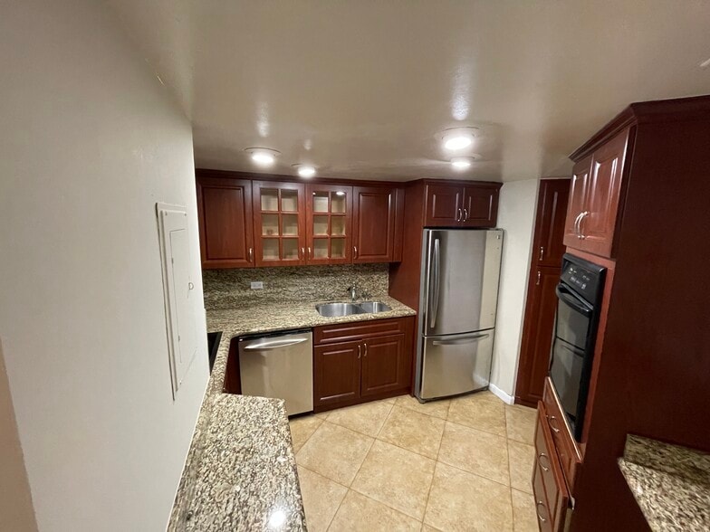 Building Photo - 801 Brickell Bay Dr