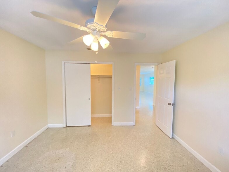 Building Photo - Enjoy Downtown living in this 2/1 Duplex!!