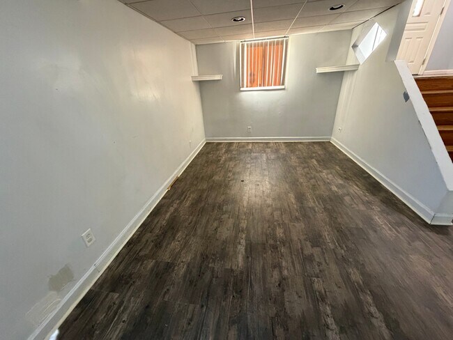 Building Photo - 101 N Cedar Ln