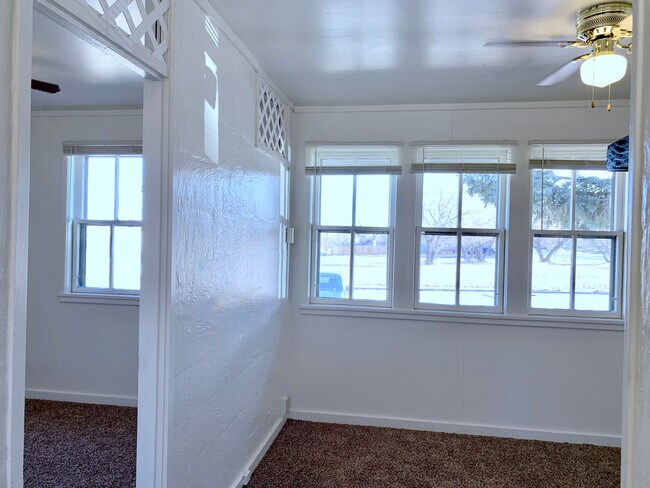 Building Photo - 2 bedroom 1 bath Fully furnished unit