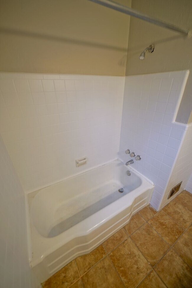 Building Photo - 1804 Skyland Dr
