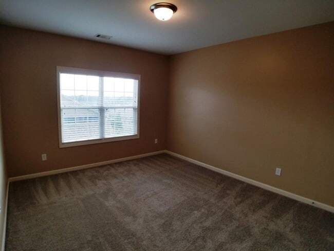 Building Photo - 3872 Fairhill Point