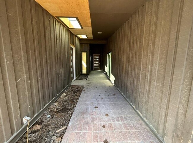 Building Photo - 547 N Gray Ave