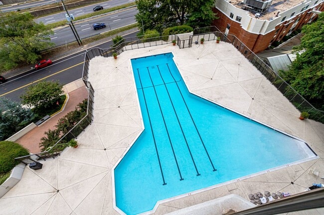 Building Photo - 1600 N Oak St