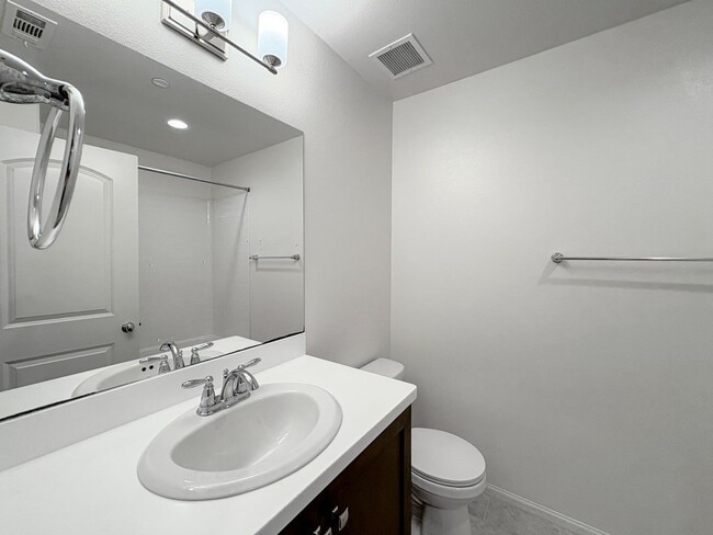 Building Photo - Beautiful 4B/3BA Vista Home w/ Pool & Mode...