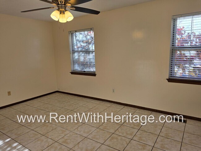 Building Photo - Amazing 2 bedroom, 1.5 bath townhome/ Great Roommate Floorplan / Great Location
