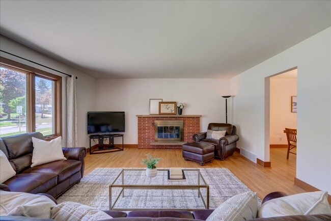 Building Photo - Move in Ready Hill Farms Ranch!