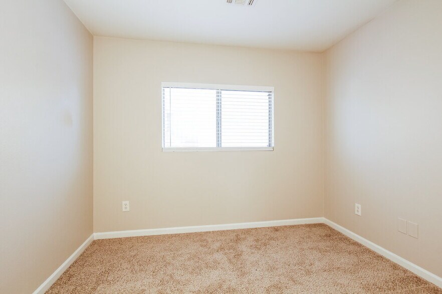 Building Photo - 11621 W Bloomfield Rd